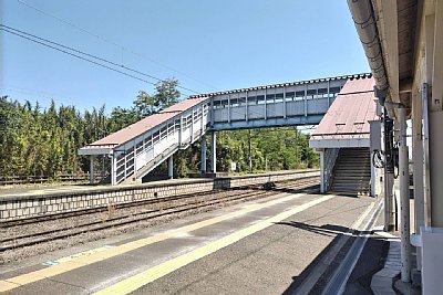 跨線橋とホーム