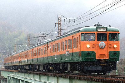 115系電車が利根川を渡ります