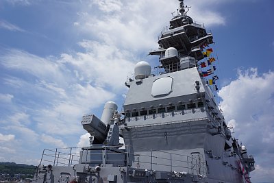 巨大なアイランド型艦橋