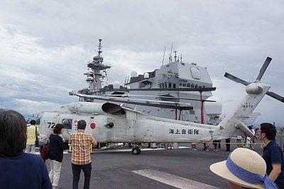 SH-60Kが飛行甲板に展示されています