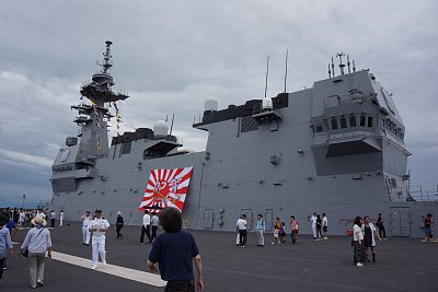 艦橋の上部にレーダーが搭載されている