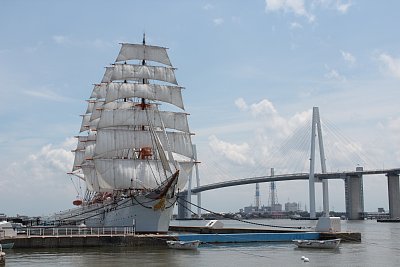 海王丸総帆展帆と完成した新湊大橋