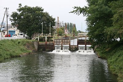 下流側から見た放流路ゲート