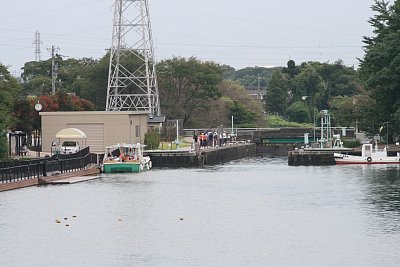 下流側から見た中島閘門と富岩水上ラインのりば