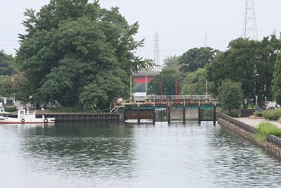 上流から見た放流路ゲート