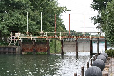 上流から見た放流路ゲート