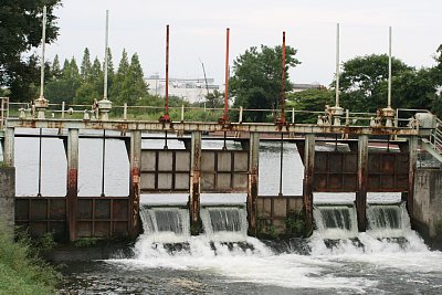 下流から見た放流路ゲート