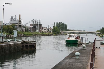 中島閘門の上流側門扉が開いてクルーズ船が入ります