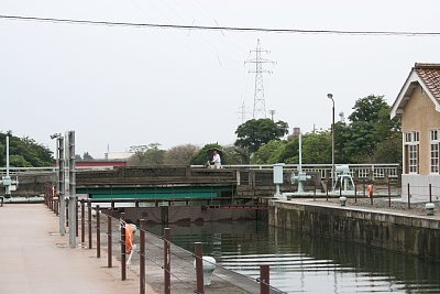 下流側扉と中島橋