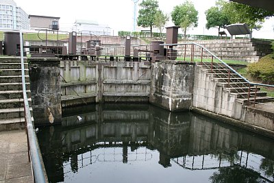 牛島閘門下流側門扉