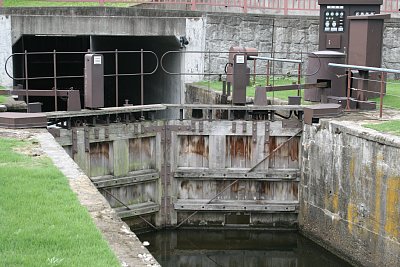 牛島閘門上流側門扉