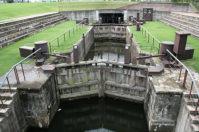 富岩運河環水公園　天門橋