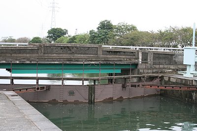 下流側門扉と中島橋