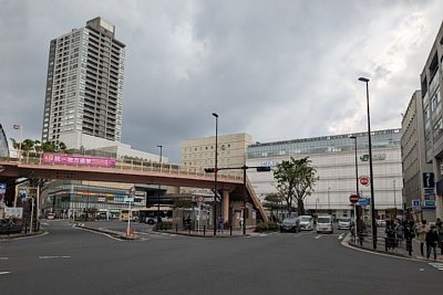 鶴見駅前