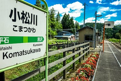 駅名標と駅舎