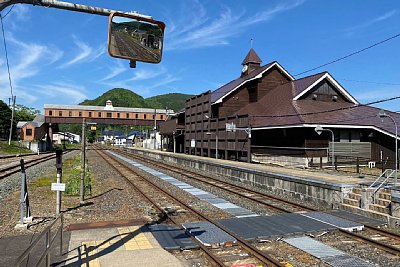 駅舎とホームと構内踏切