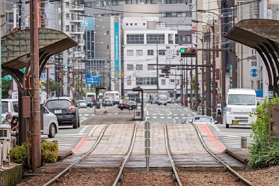 西辛島町停留場が向こうに