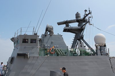 はやぶさ艦橋上部の電波機器群