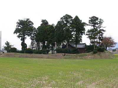 宗守館跡　大規模な土塁が残っています