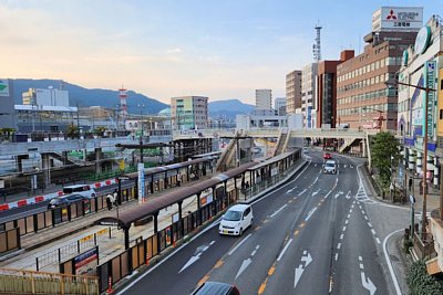 歩道橋と相対式ホーム