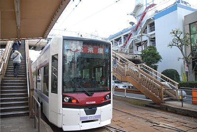 長崎電気軌道5000形電車と歩道橋