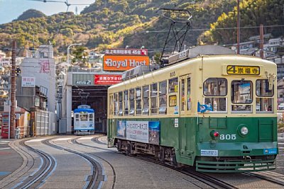 奥に蛍茶屋車庫