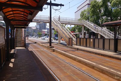 歩道橋と相対式ホーム