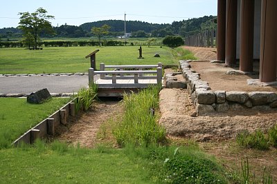 復原南門前の橋と溝跡