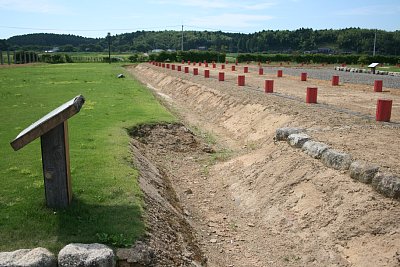 南側の内溝跡と回廊跡