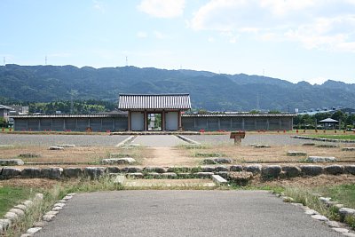 北門側から見た復原南門と講堂跡