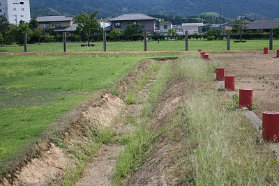 北側の回廊跡と溝跡及び東側の塀跡