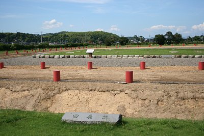 南側の回廊跡と溝跡及び金堂跡