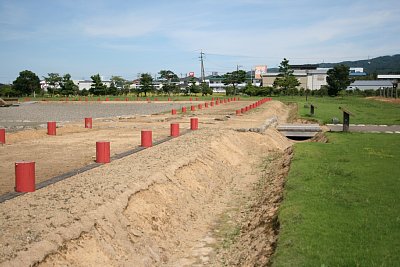 南側の回廊跡と溝跡