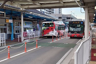 バスが停車しています