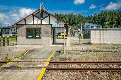 駅舎と構内踏切