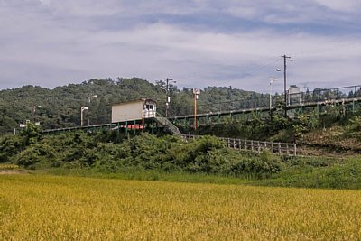 盛土上の駅舎やホーム
