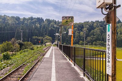 ホームの向こうにトンネル