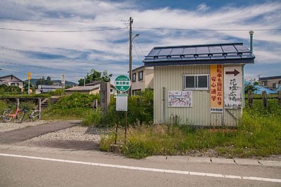 駅前バス停とトイレ