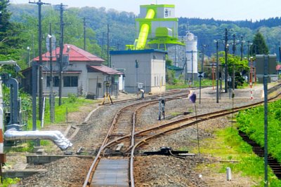駅舎と島式ホームの間に構内踏切