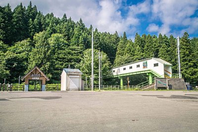駅舎と跨線橋