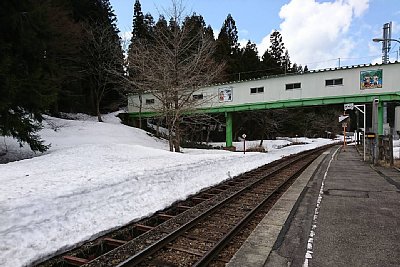 ホームと跨線橋