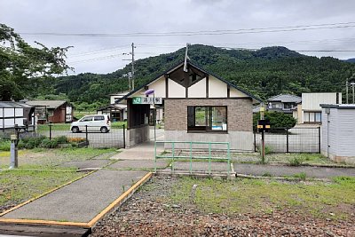 駅舎から構内踏切