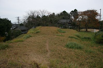 第1号墳後円部から前方部を見る