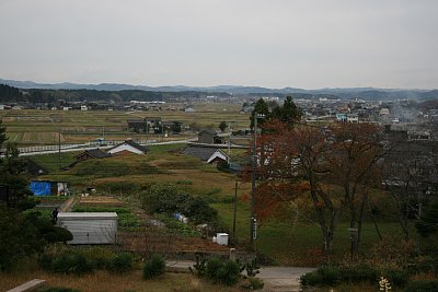 第2号墳の頂上から第1号墳を見る