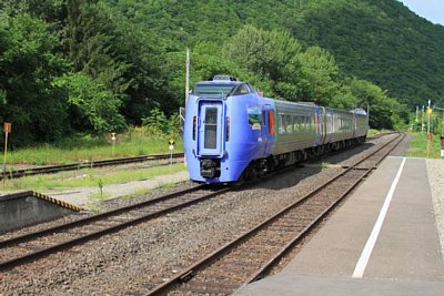キハ283系気動車と構内踏切