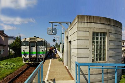 キハ40形気動車と駅舎