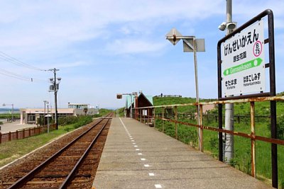 駅名標とホーム