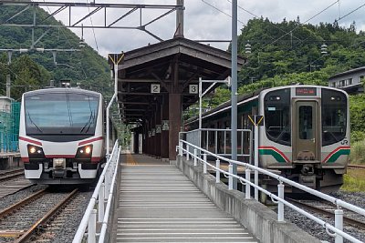 HB-E300系気動車による観光列車「ひなび（陽旅）」