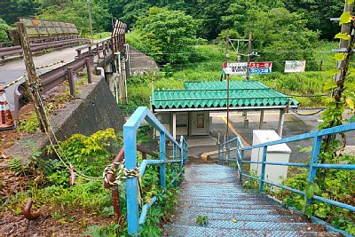 道路から駅への階段