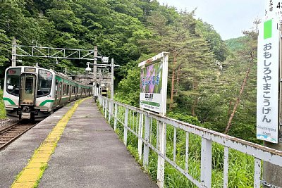 ホームに電車が到着する